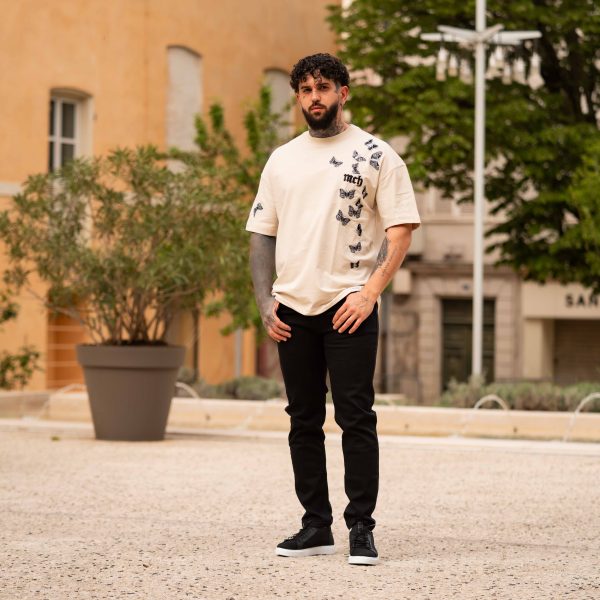 T-shirt Beige "Rise Against Odds" avec Motifs de Papillons – Image 4