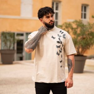T-shirt Beige "Rise Against Odds" avec Motifs de Papillons