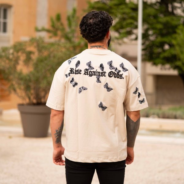 T-shirt Beige "Rise Against Odds" avec Motifs de Papillons – Image 2